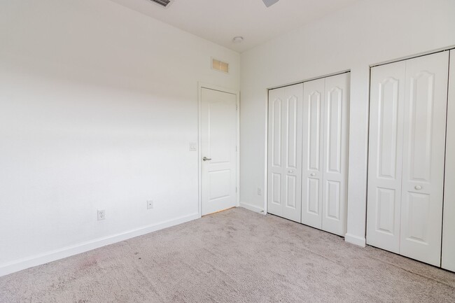 Building Photo - 9596 Town Parc Cir S