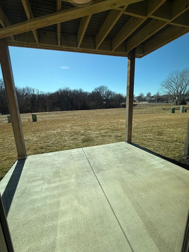 Building Photo - Walkout ranch townhome with 2 stall garage. Spacious 2 bedrooms with walk in closets, 2.5 bathroo...