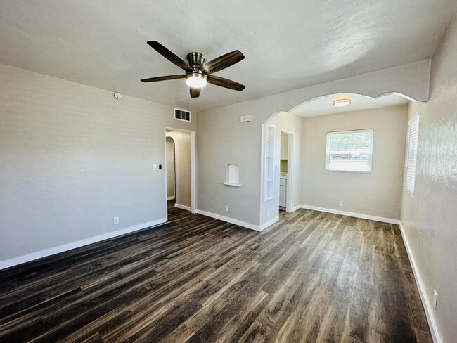 Building Photo - Modern Renovated 1 Bedroom Cottage with W/...