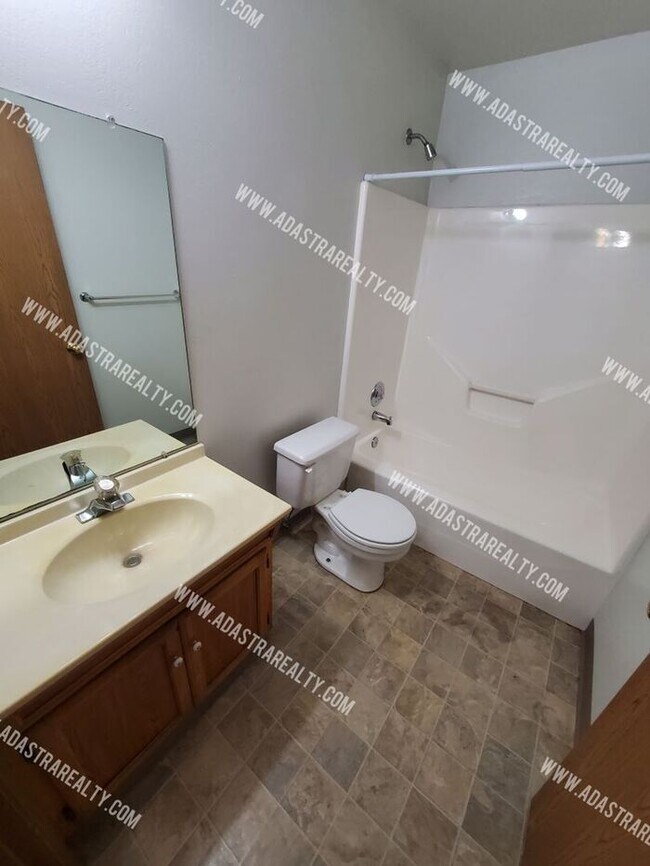 Building Photo - Affordable 2 Bedroom/2 Bath in Raymore-Available in MAY!!