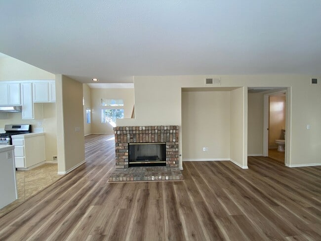 Building Photo - Beautiful Spacious 3BR/2.5BA Located in the Ivey Glenn Community!!