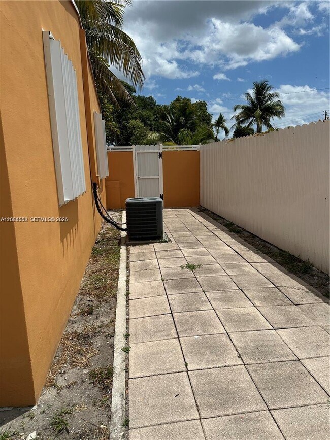 Building Photo - 10500 NW 28th Ct