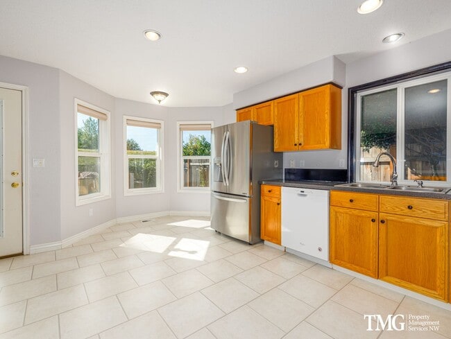 Building Photo - Charming Home Backing to Greenbelt, Near Lacamas Lake and Local Amenities