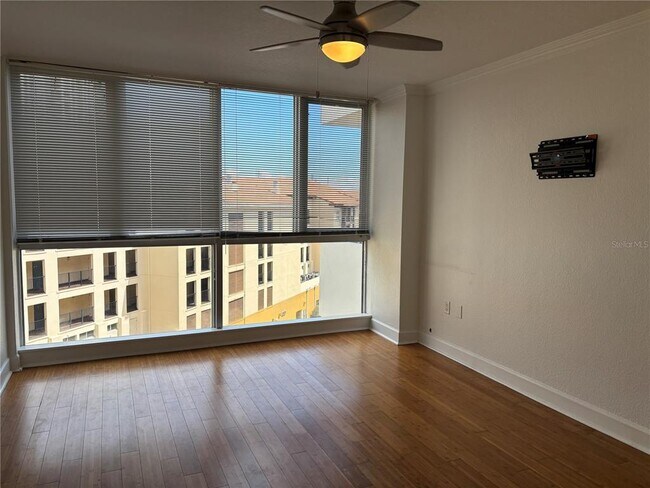 Building Photo - 470 3rd St S