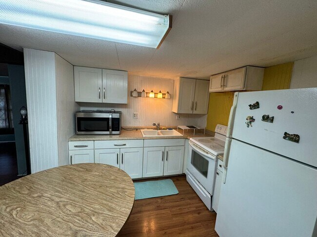 Building Photo - 2929 Saralake Dr S
