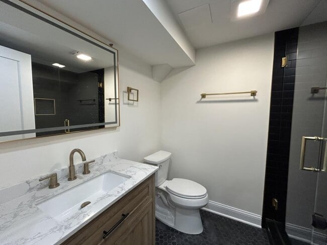 Building Photo - 4 bedroom in Chicago IL 60625