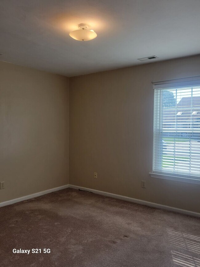 Building Photo - 3 bedroom, 2 bathroom townhouse in Western Branch