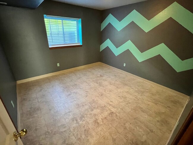 Building Photo - 6 MONTH LEASE - Spacious 4BD Home with 3-C...