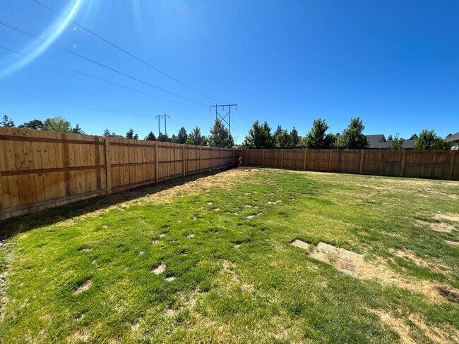 Building Photo - 2 Bedroom Townhouse in SW Redmond