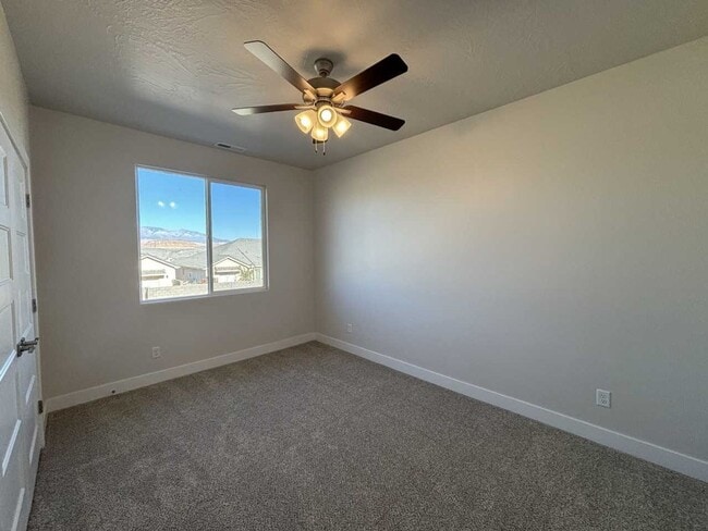 Building Photo - Beautiful Crimson Park Townhome!