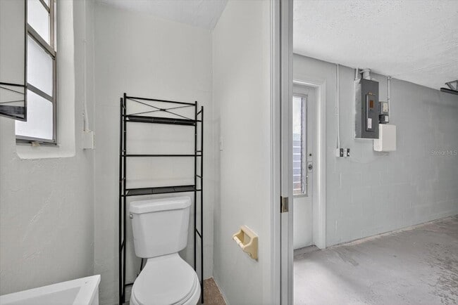 Building Photo - 7725 Summertree Ln