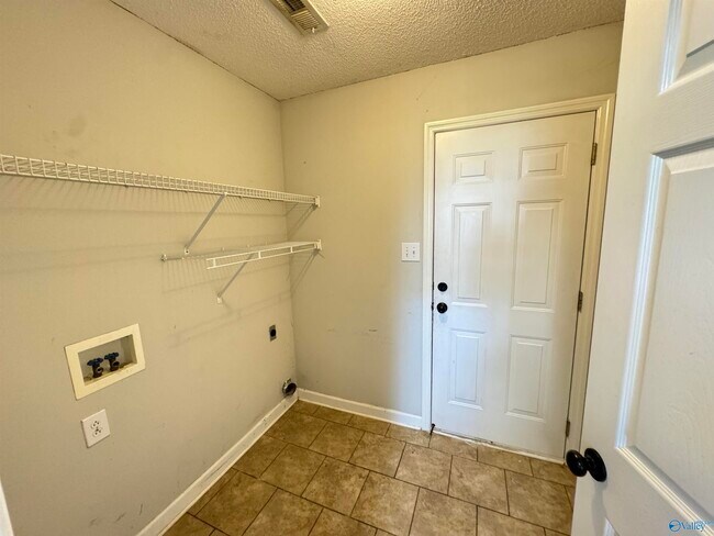 Building Photo - 105 Willow Green Dr