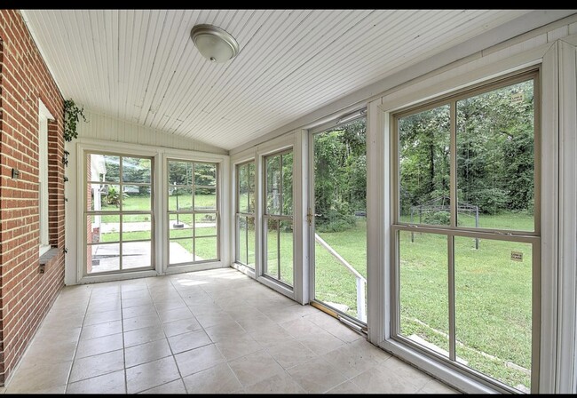 Building Photo - 401 Hillcrest Dr