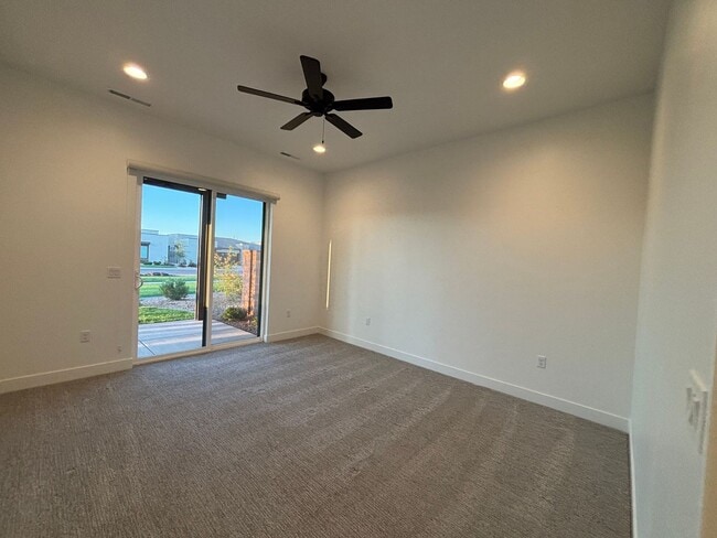 Building Photo - SPACIOUS PATIO HOME FOR RENT!