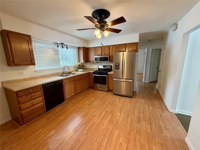 Building Photo - 317 Thomas Ave