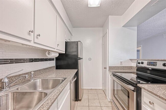 Building Photo - 8277 Kingsbrook Rd