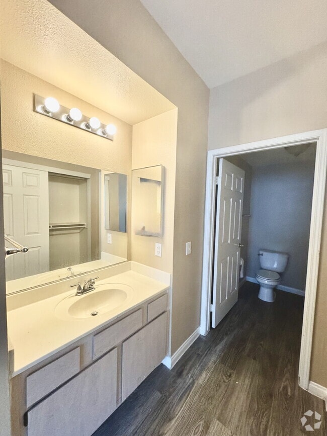 Building Photo - Ground Floor 2BD/2BA Condo in Gated Hender...