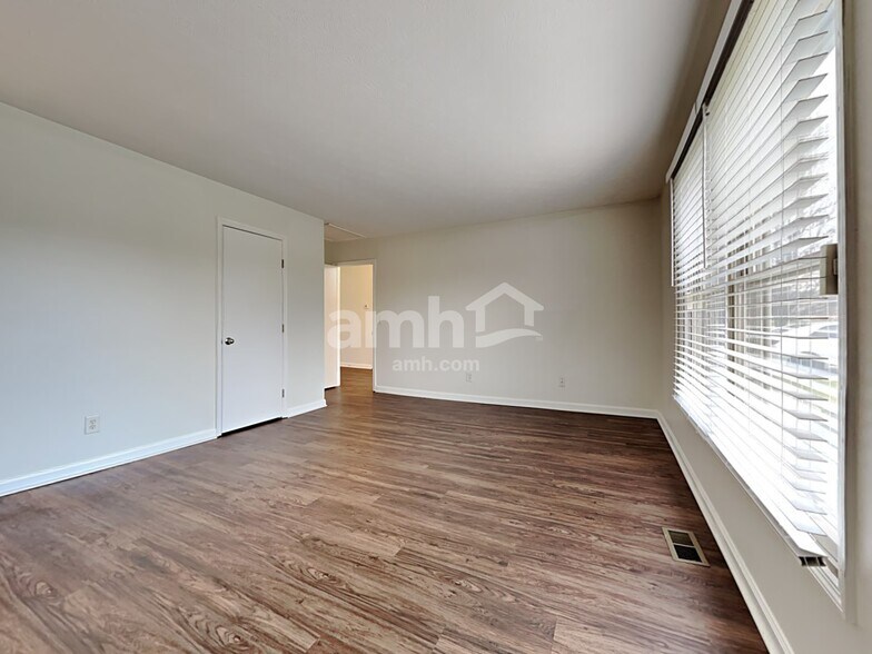 Building Photo - 6872 Sun Ridge Dr