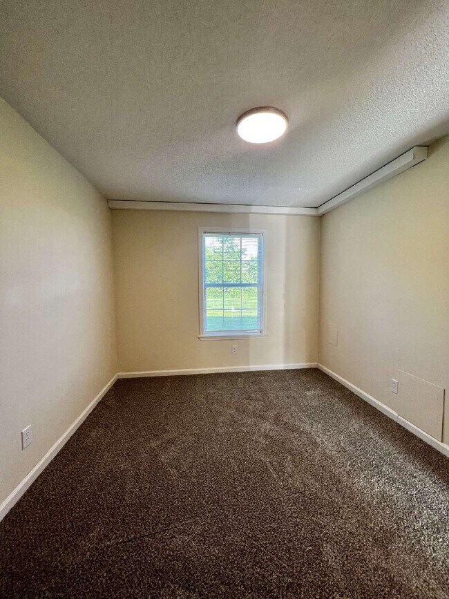Building Photo - 3864 NORTHEAST DRIVE UNIT C