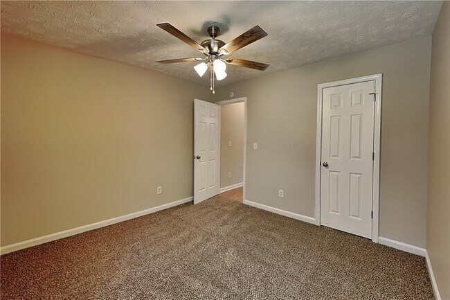 Building Photo - 638 Castlebrooke Way SE