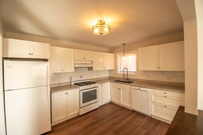 Building Photo - 14949 Lake View Dr