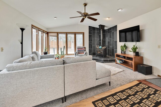 Building Photo - 522 Togstad Glenn