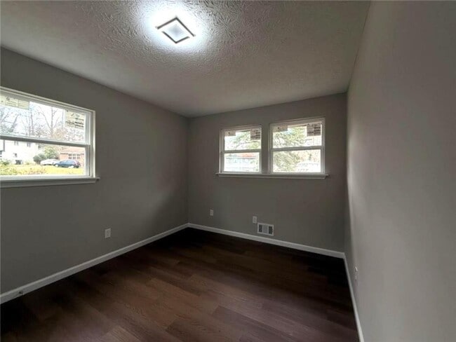 Building Photo - 1055 Pinecrest Dr