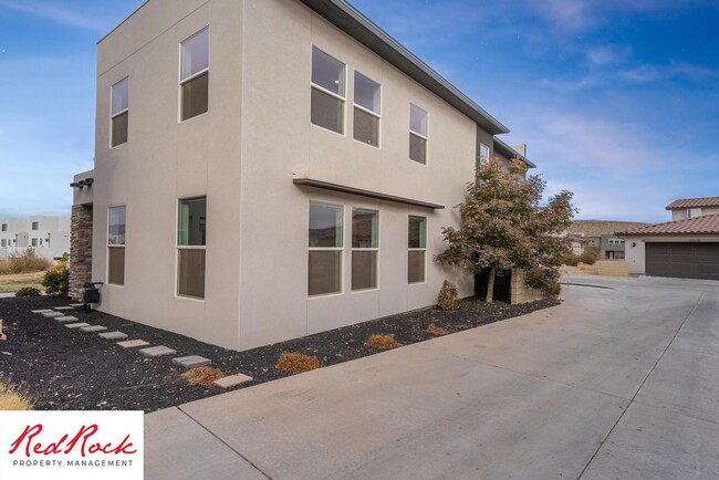 Building Photo - Spacious 2 Bedroom Unit in Desert Color Wi...