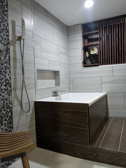 Cedar Bath Tub - 1629 N Laurel Ave