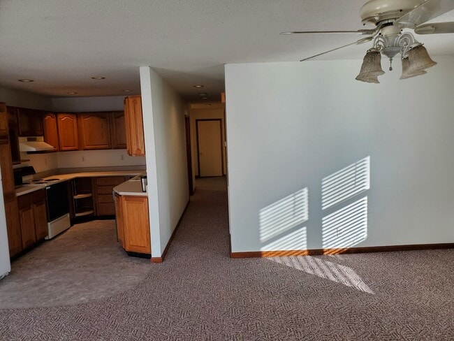 Building Photo - 2 bedroom duplex with 2 car attached garage!
