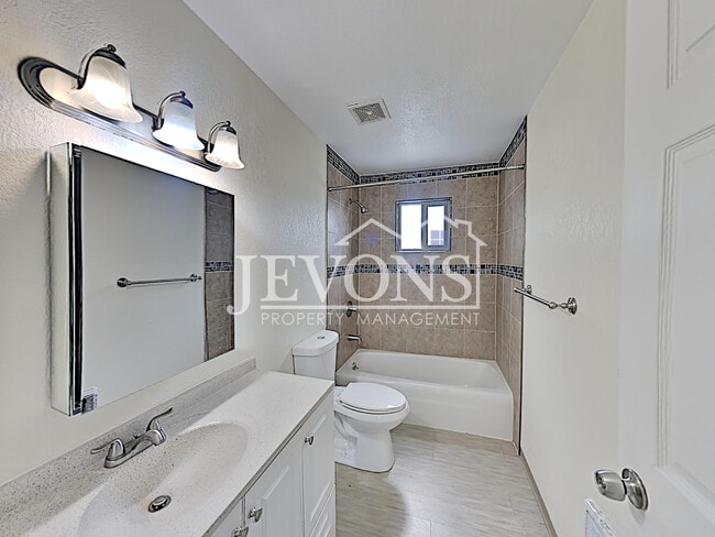 Building Photo - 1516 N Brook Ct