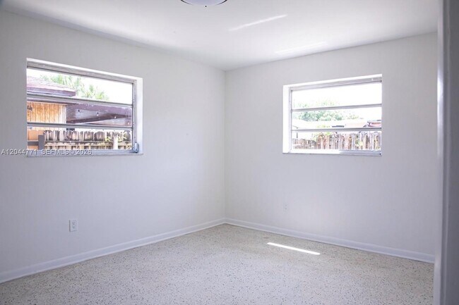 Building Photo - 1226 SW 30th Ave