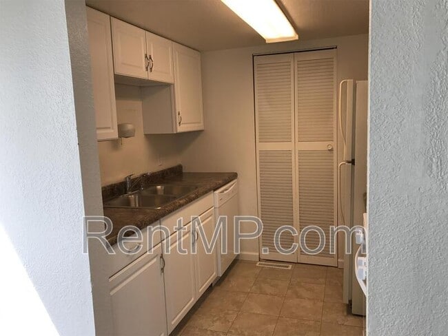 Building Photo - 1825 South Dr