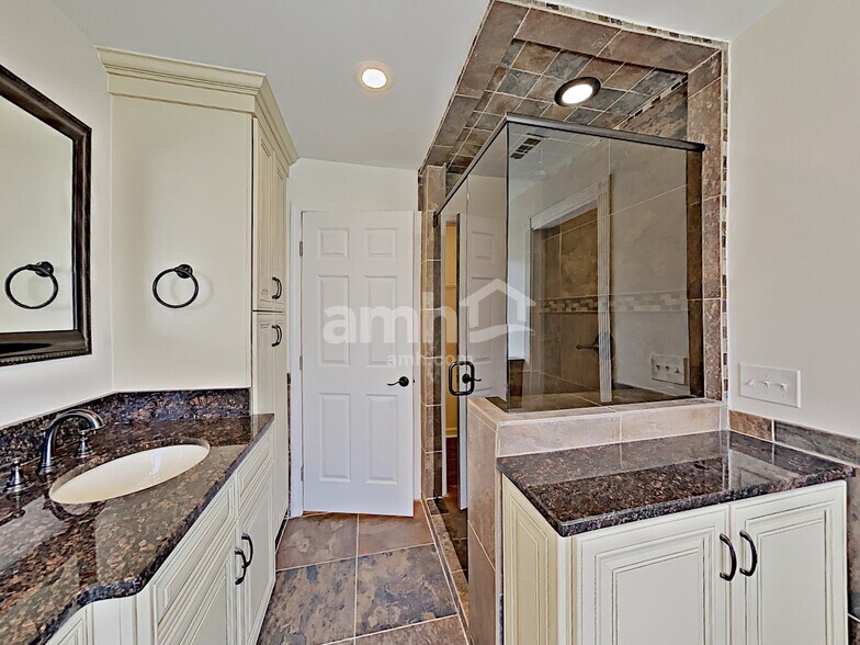 Building Photo - 2117 Ponty Pool Dr