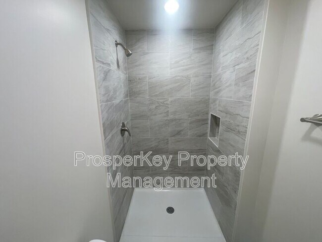 Building Photo - 246 Pinetree Cir