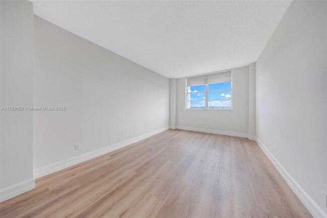 Building Photo - 1455 N Treasure Dr