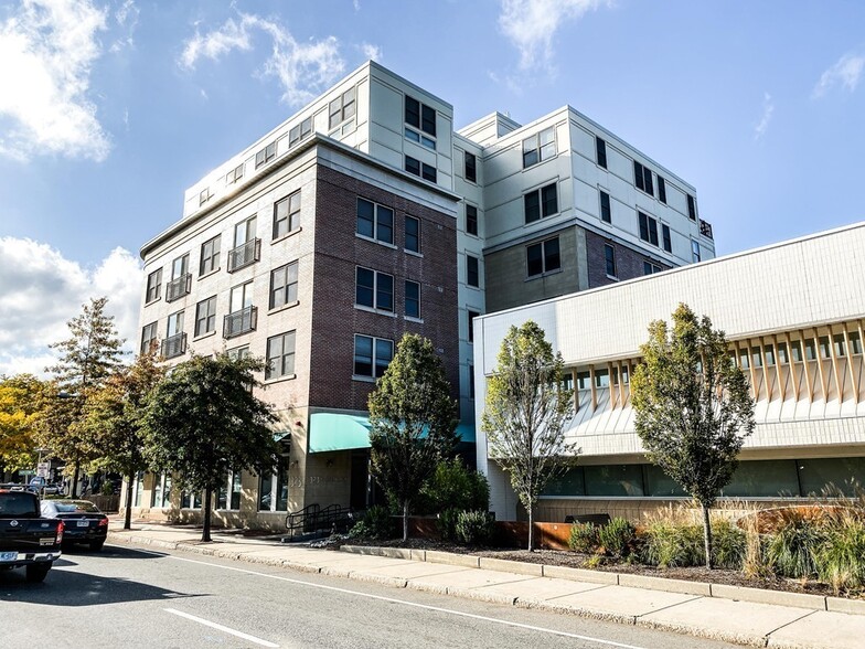 Building Photo - 323 Boylston St