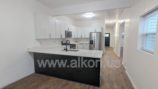 Building Photo - 566 Greenfield Ave