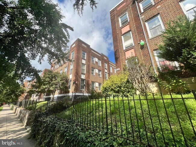 Building Photo - ***ONE MONTHS RENT FREE*** Newly Available...
