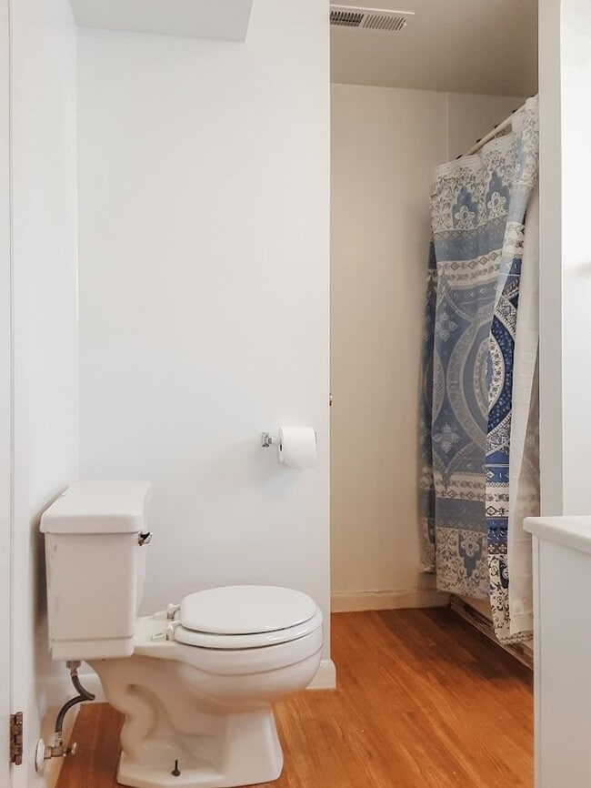 Building Photo - PET FRIENDLY 3 BED/ 2 BATH WITH GARAGE