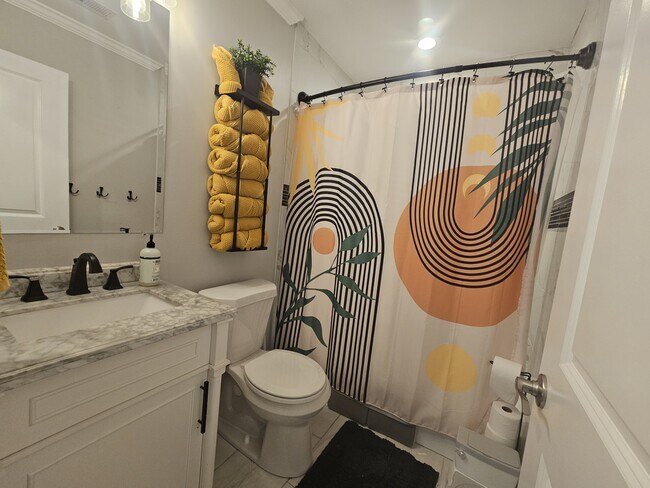 Building Photo - 2737 Celia Ave