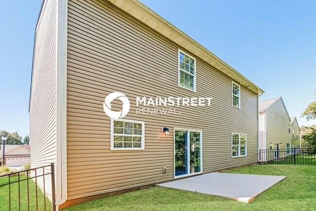 Building Photo - 3 Bedroom Pet-Friendly Home in KNOXVILLE, TN with Main Street Renewal