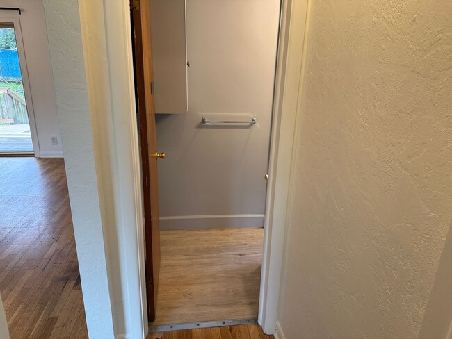 Building Photo - Updated 2 bedroom 1.5 bath duplex in Eugene!