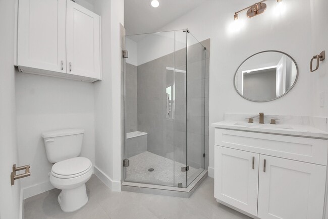 Building Photo - 611 E 39th St