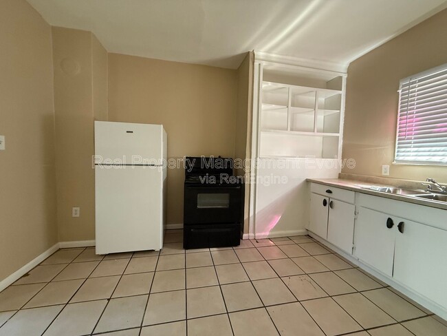 Building Photo - 1437 E Polk St