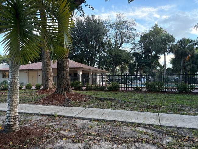 Building Photo - 4207 Lakeside Dr