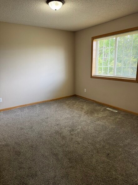 Building Photo - 402 Creekside Dr