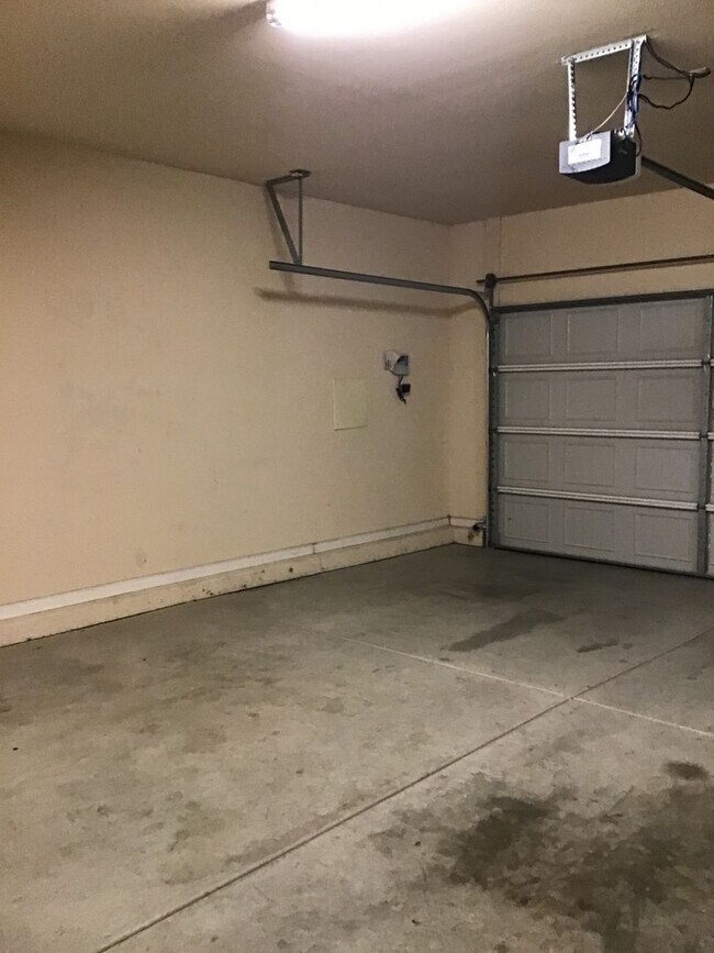 Building Photo - Beautiful Home - $200.00 of first month's rent