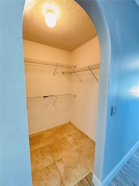 Building Photo - 2050 Corner Glen Dr