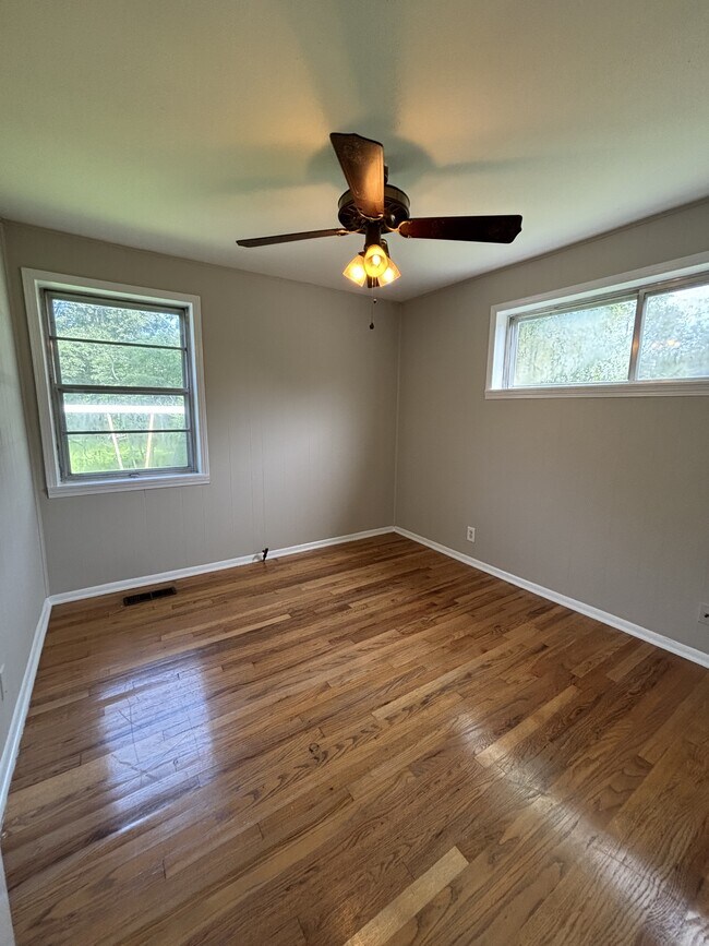 Building Photo - 3049 Highland Dr